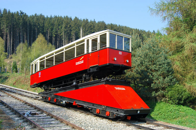 Freight platform with closed carriage from the Thüringer Bergbahn