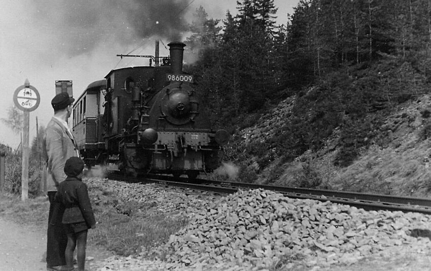 Die Dampflok kam immer mal zum Einsatz, wenn der Triebwagen zur Reparatur war. Foto: Herbert Heinze