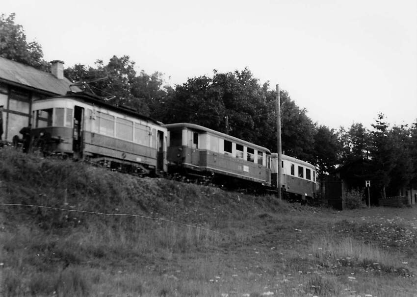 Die ehemalige Leipziger Straßenbahn mit zwei Beiwagen in Cursdorf. Sammlung: Michael Kurth