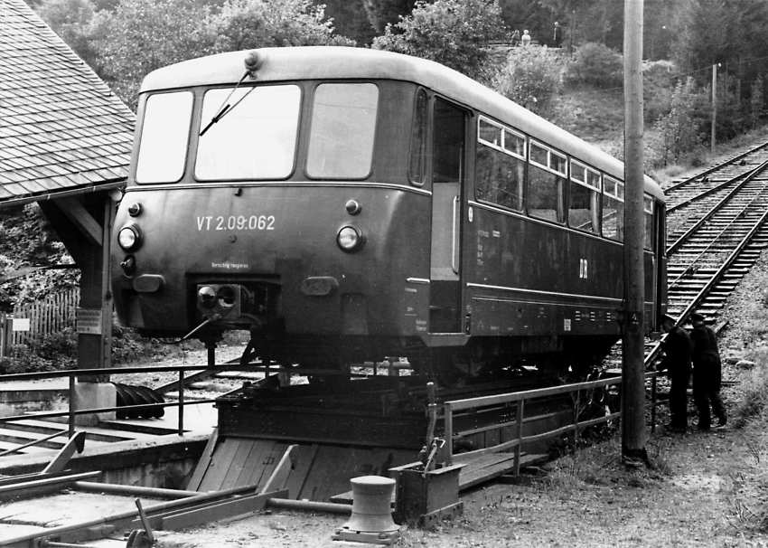 1967 wurde ein LVT per Güterbühne nach Lichtenhain befördert. Foto: Klaus Stiehler