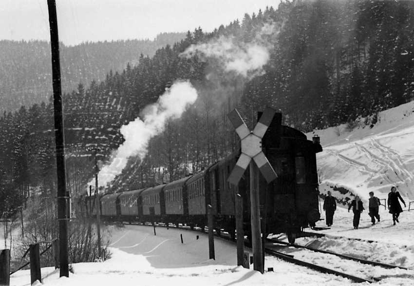 Personenzug bei der Abfahrt von Obstfelderschmiede Richtung Sitzendorf 1963, Sammlung Michael Kurth.