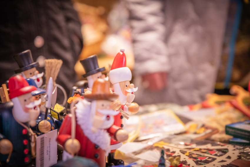 Stöbern auf kleinen Weihnachtsmärkten