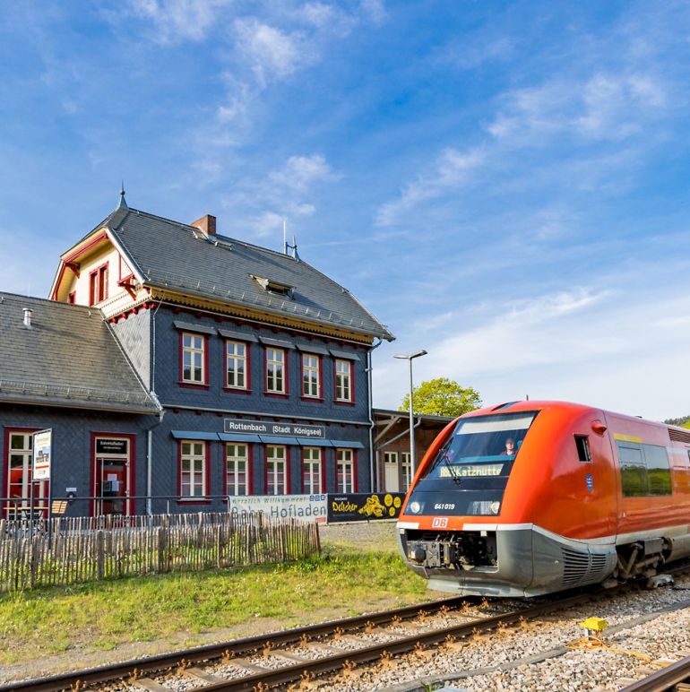 Bahn-Hofladen Rottenbach mit Zug
